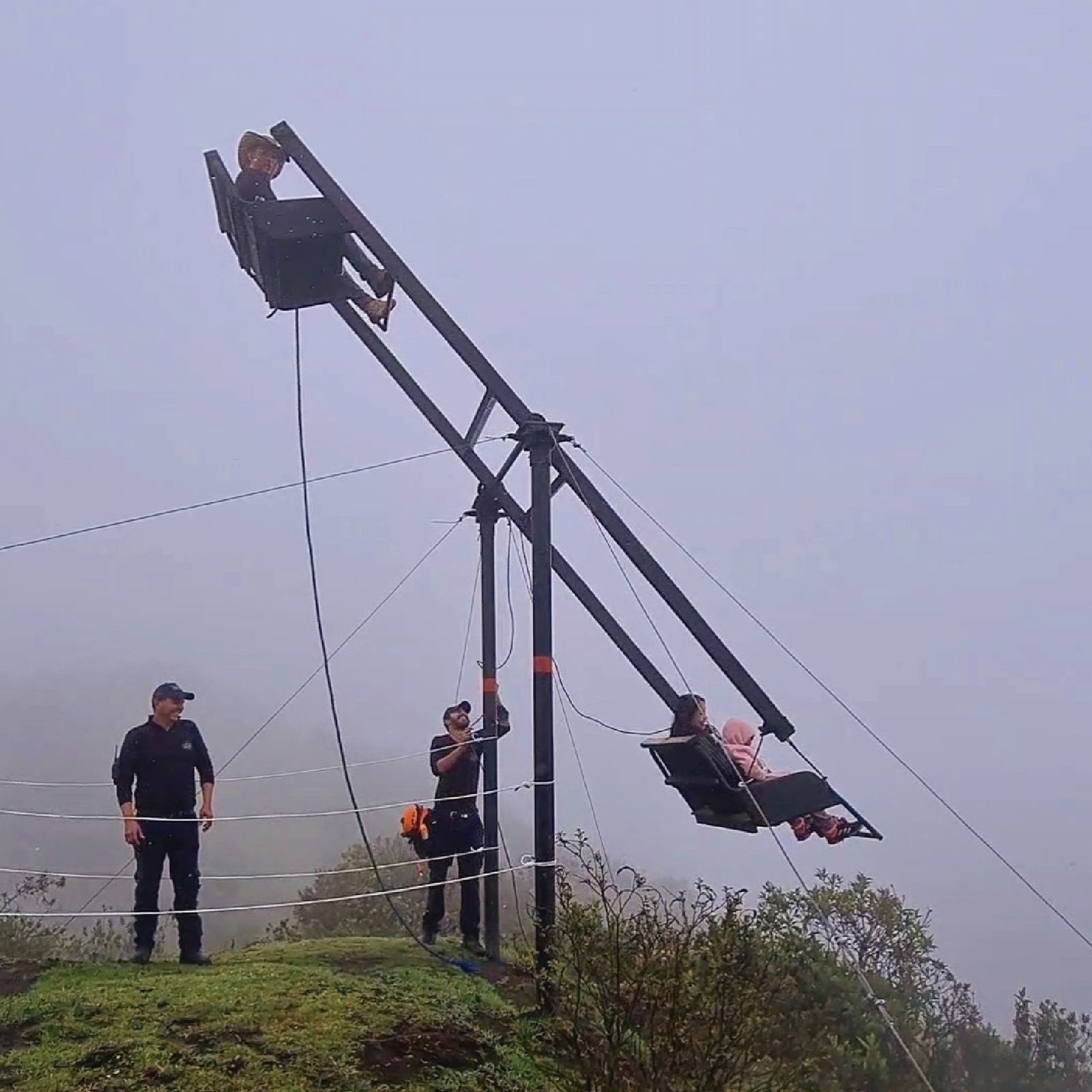 Atrévete a conocer el único columpio giratorio doble y siente una sensación de vacío indescriptible, ideal para tomarse increíbles fotografías con el paisaje que nos ofrece el volcán Pululahua