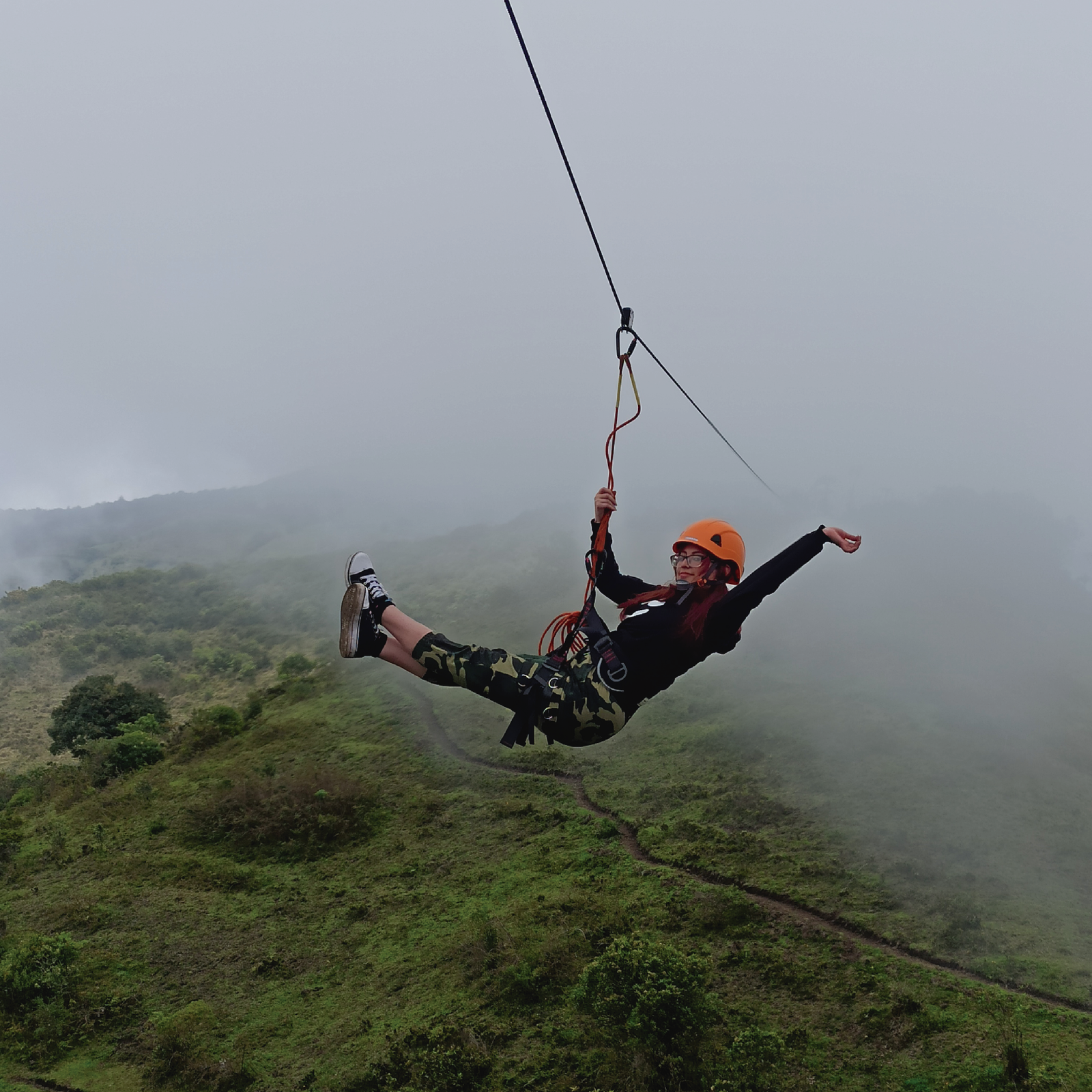 Conéctate con la naturaleza y vive la sensación de volar hacia el interior del volcán Pululahua Para los amantes de la adrenalina y el paisajismo ofrecemos un descenso desde el punto mas alto de nuestras instalaciones, donde podrás observar el cráter del volcán Pululahua en todo su esplendor, y otros volcanes como el volcán mama Cotacachi, el volcán taita Imbabura de un lado, mientras que al otro podrás observar el macizo de los Pichinchas que se conforma por el volcán Guagua pichincha; cerro Padre encantado y el volcán Ruco Pichincha. Que aportaran una vista espectacular, y junto a la descarga de adrenalina, vivirás una experiencia única