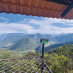 Ubicado a una altura de 3200 msnm, el mirador Ukumari ( Oso andino), que lleva su nombre debido al oso de anteojos, ofrece una espectacular vista de 360”, desde donde hacia el norte se puede observar el cráter del volcán Pululahua, sus domos volcánicos llamados cerro el chivo y cerro pondoña, y detrás de estos el volcán Cotacachi, y el volcán Imbabura, que sobresalen de la cordillera occidental para saludar a nuestros visitantes, mientras que hacia el sur, se puede observar el macizo de los pichinchas, conformado por el volcán ruco pichincha, el volcán Guagua Pichincha y el Cerro padre encantado, haciendo referencia a la cercanía a la ciudad de Quito, el paisaje y las actividades que tenemos para realizar harán de tu fin de semana inolvidable